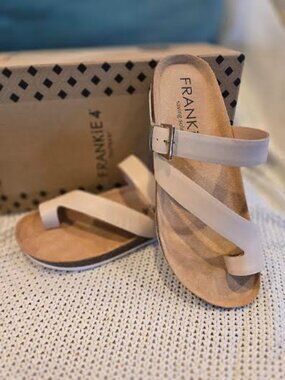 NIB Frankie4 Shelly Leather Sandal Blossom Size 7 (fit like 6.5)